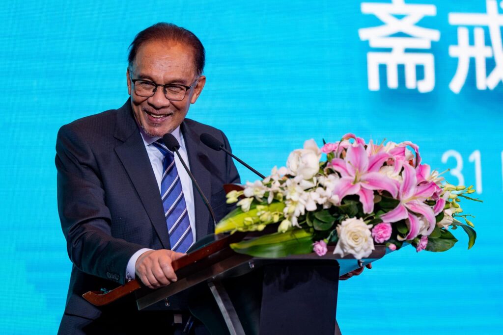 PM Anwar Ibrahim encourages China-Based Malaysian businesses to consider investing at home